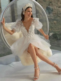 Robe de mariée courte en dentelle col en V manches courtes longueur genou robe de mariée civile