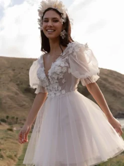 Robe de mariée courte en dentelle col en V manches courtes longueur genou robe de mariée civile