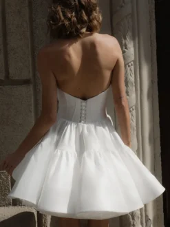 Robe de mariée courte en satin col en cœur sans manches taille naturelle