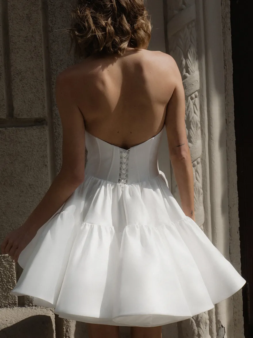 Robe de mariée courte en satin col en cœur sans manches taille naturelle