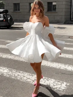 Robe de mariée courte en satin col en cœur sans manches taille naturelle