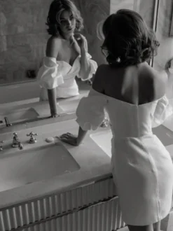 Robe de mariée courte en satin décolleté cœur manches courtes mini-robe