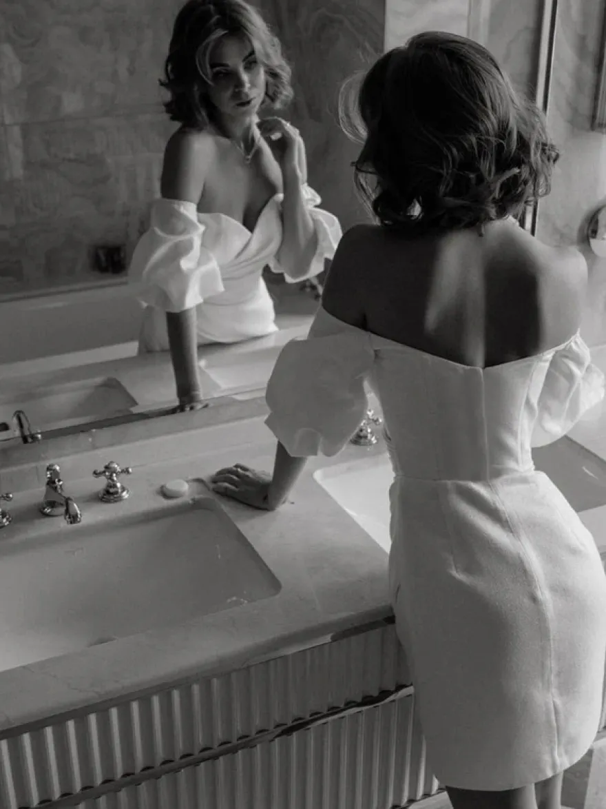 Robe de mariée courte en satin décolleté cœur manches courtes mini-robe