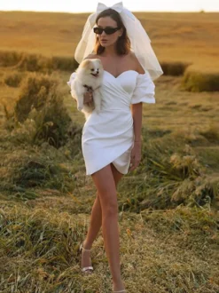 Robe de mariée courte en satin décolleté cœur manches courtes mini-robe