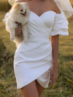 Robe de mariée courte en satin décolleté cœur manches courtes mini-robe