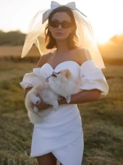 Robe de mariée courte en satin décolleté cœur manches courtes mini-robe