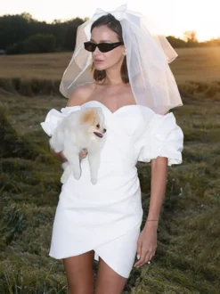 Robe de mariée courte en satin décolleté cœur manches courtes mini-robe