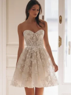 Robe de mariée courte en tulle décolleté en cœur manches 3/4 taille naturelle.