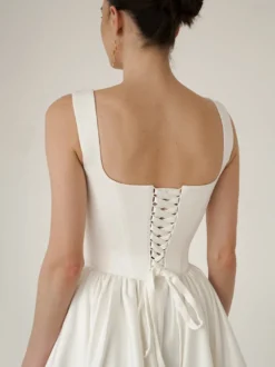Robe de mariée courte mini col carré sans manches courte