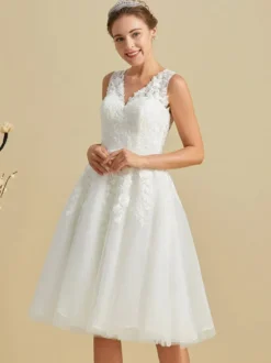 Robe de mariée courte robe de mariage civil col V sans manche boutonné sur dos