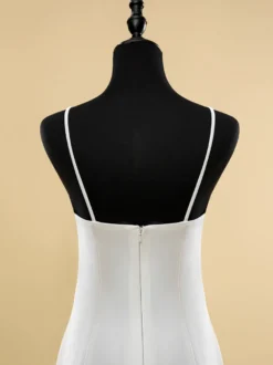 Robe de mariée à décolleté sans manches taille naturelle plissée avec traîne robe de mariée sirène