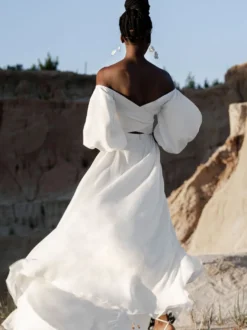 Robe de mariée deux pièces col en cœur coupe trapèze longueur au sol manches longues ivoire