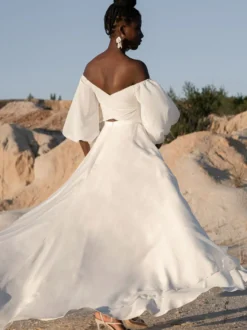 Robe de mariée deux pièces col en cœur coupe trapèze longueur au sol manches longues ivoire