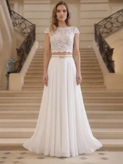 Robe de mariée deux pièces en dentelle col rond coupe trapèze longueur au sol fermeture éclair manches courtes idéale pour un mariage à la mairie.