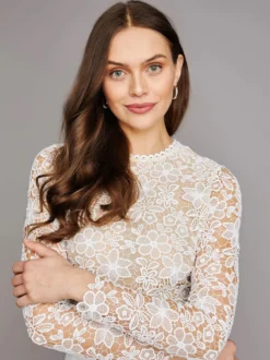 Robe de mariée deux pièces en dentelle avec col bijou et coupe trapèze longueur cheville fermeture éclair manches longues ivoire