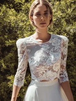 Robe de mariée deux pièces en dentelle Haut col rond demie manche boutonné sur dos jupe en tulle