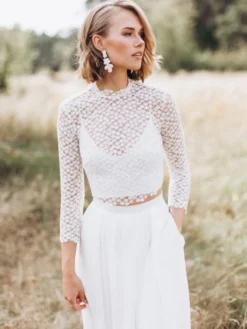 Robe de mariée deux pièces en dentelle col rond coupe trapèze dos nu manches longues ivoire