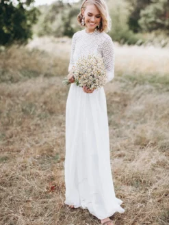 Robe de mariée deux pièces en dentelle col rond coupe trapèze dos nu manches longues ivoire