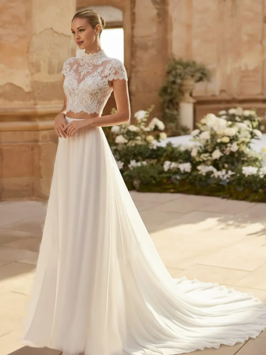 Robe de mariée deux pièces en dentelle décolleté illusion traîne boutons fonctionnels manches courtes longue