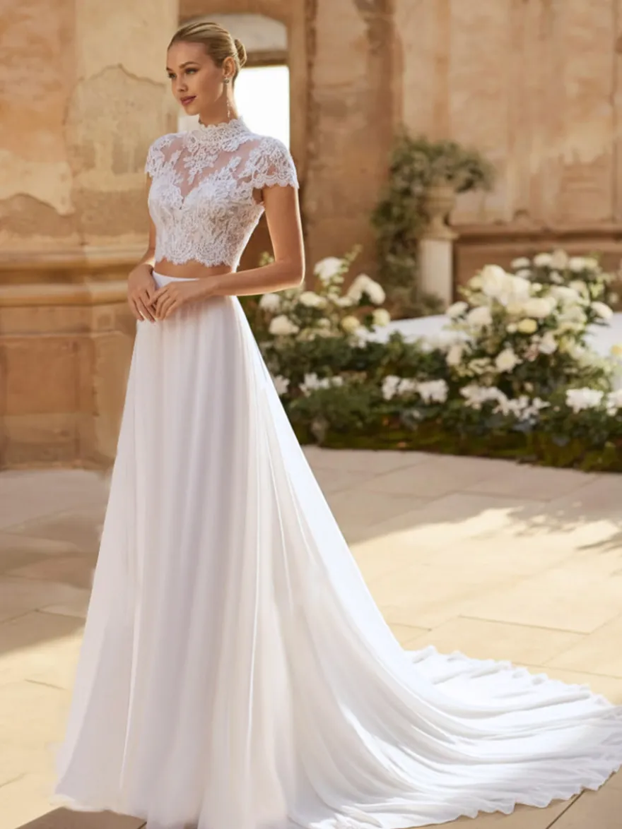Robe de mariée deux pièces en dentelle décolleté illusion traîne boutons fonctionnels manches courtes longue