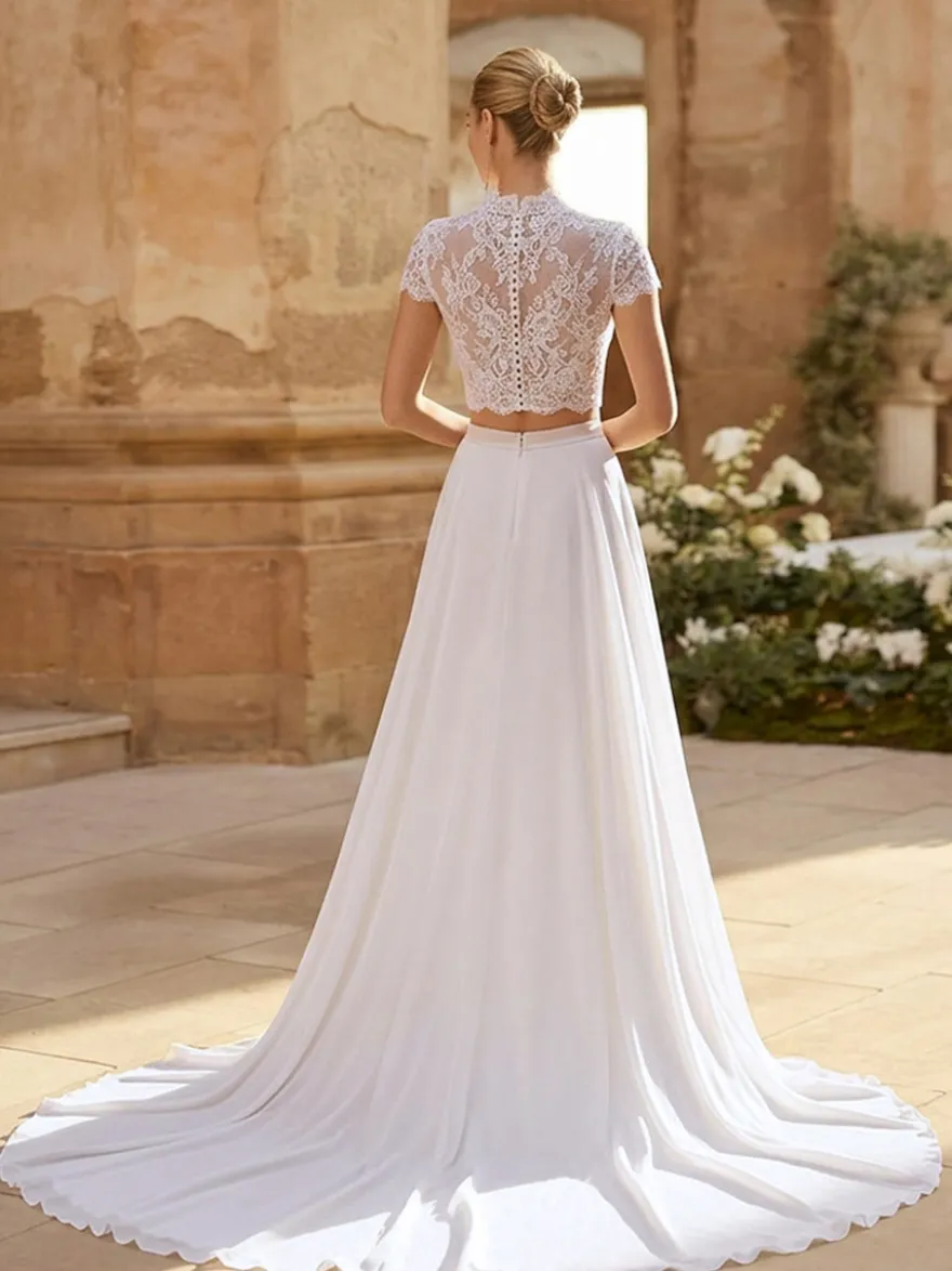 Robe de mariée deux pièces en dentelle décolleté illusion traîne boutons fonctionnels manches courtes longue