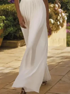 Robe de mariée deux pièces en dentelle col rond manches courtes couleur ivoire longueur au sol.