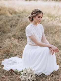 Robe de mariée deux pièces en dentelle col bijou traîne boutons fonctionnels manches courtes longue