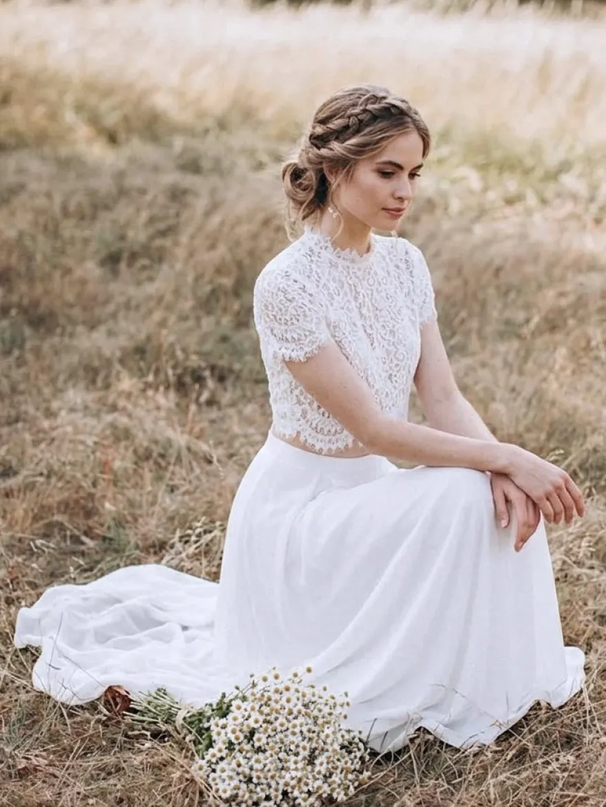 Robe de mariée deux pièces en dentelle col bijou traîne boutons fonctionnels manches courtes longue