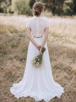 Robe de mariée deux pièces en dentelle col bijou traîne boutons fonctionnels manches courtes longue