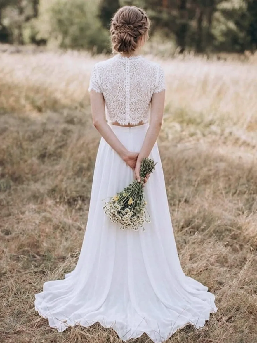 Robe de mariée deux pièces en dentelle col bijou traîne boutons fonctionnels manches courtes longue