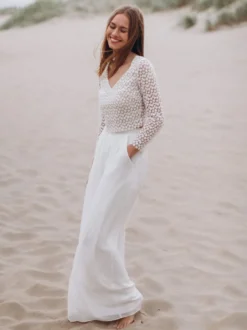 Robe de mariée deux pièces en mousseline de soie et dentelle col en V longueur au sol boutons fonctionnels manches 3/4 longueur au sol blanche