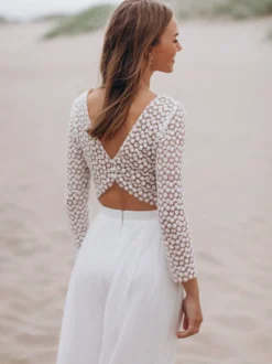 Robe de mariée deux pièces en mousseline de soie et dentelle col en V longueur au sol boutons fonctionnels manches 3/4 longueur au sol blanche