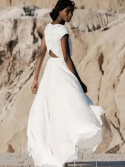 Robe de mariée deux pièces en mousseline de soie col bijou deux pièces longueur au sol fermeture éclair manches courtes ivoire