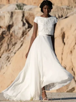 Robe de mariée deux pièces en mousseline de soie col bijou deux pièces longueur au sol fermeture éclair manches courtes ivoire