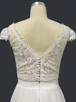 Robe de mariée deux pièces en mousseline de soie et dentelle col en V deux pièces longueur au sol dos nu manches courtes ivoire