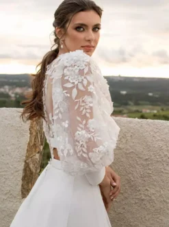 Robe de mariée deux pièces en mousseline de soie et dentelle col bijou avec traîne boutons fonctionnels manches longues longueur 40 cm ivoire
