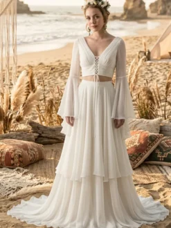 Robe de mariée deux pièces en mousseline décolleté travaillé coupe trapèze avec traîne manches longues