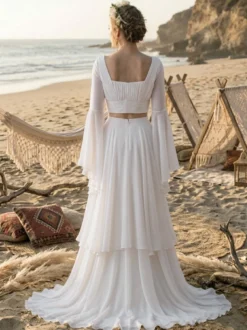 Robe de mariée deux pièces en mousseline décolleté travaillé coupe trapèze avec traîne manches longues