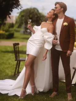 Robe de mariée deux pièces en satin plissé col en cœur bretelles spaghetti courtes fermeture éclair manches mi-longues ivoire