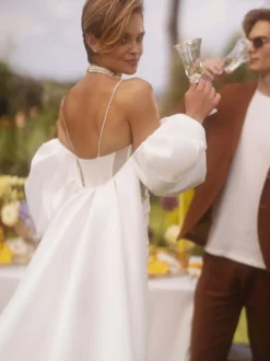 Robe de mariée deux pièces en satin plissé col en cœur bretelles spaghetti courtes fermeture éclair manches mi-longues ivoire