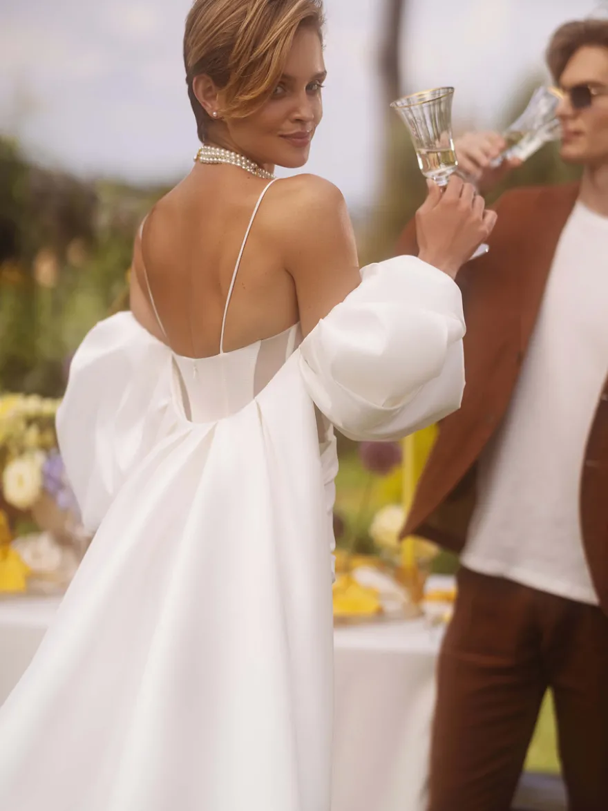 Robe de mariée deux pièces en satin plissé col en cœur bretelles spaghetti courtes fermeture éclair manches mi-longues ivoire