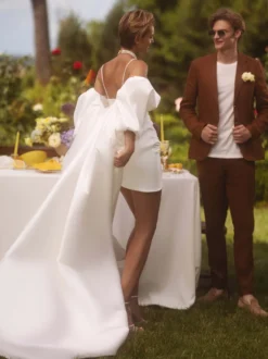 Robe de mariée deux pièces en satin plissé col en cœur bretelles spaghetti courtes fermeture éclair manches mi-longues ivoire