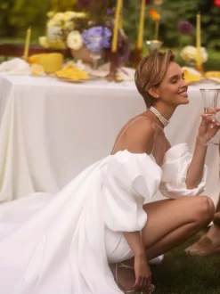Robe de mariée deux pièces en satin plissé col en cœur bretelles spaghetti courtes fermeture éclair manches mi-longues ivoire