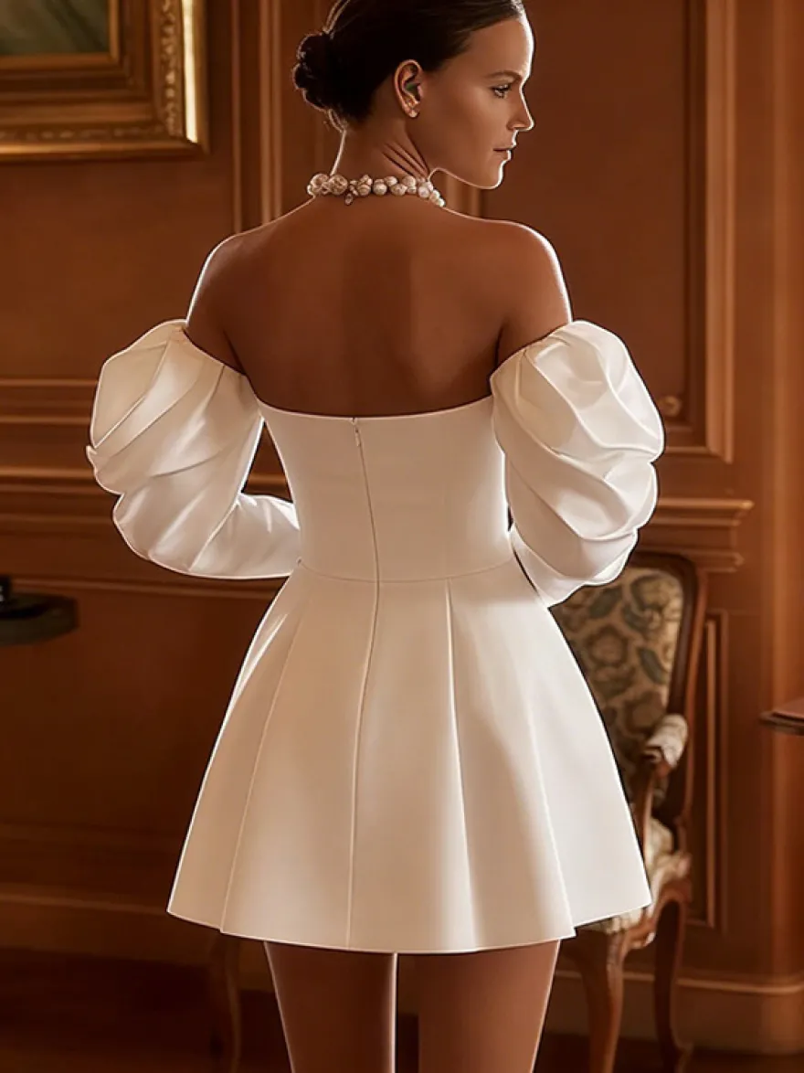 Robe de mariée deux pièces en satin décolleté travaillé coupe trapèze avec traîne fermeture éclair manches 3/4 longues