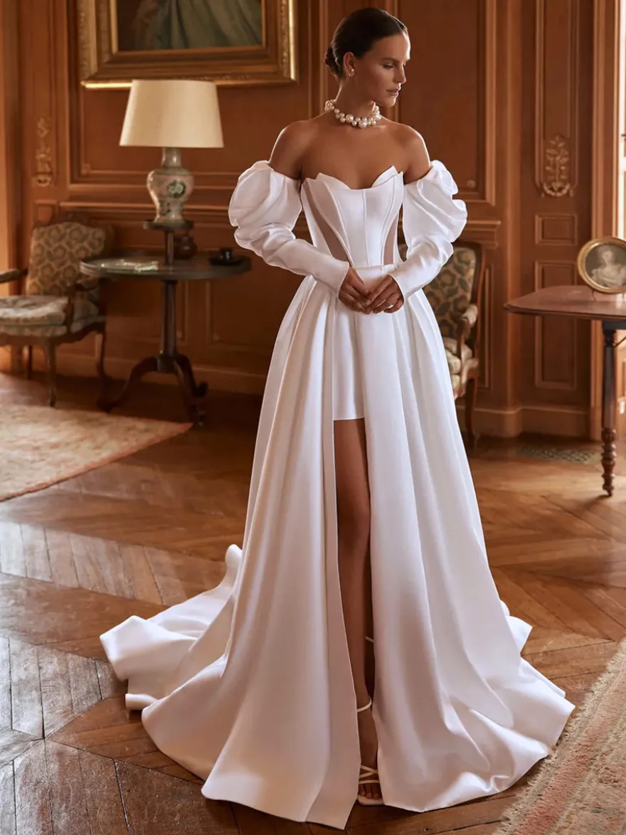 Robe de mariée deux pièces en satin décolleté travaillé coupe trapèze avec traîne fermeture éclair manches 3/4 longues