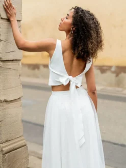 Robe de mariée deux pièces en satin perles col en V longueur au sol lacets sans manches longueur au sol blanche