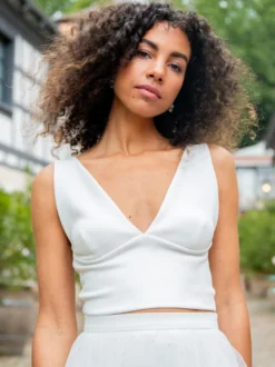 Robe de mariée deux pièces en satin perles col en V longueur au sol lacets sans manches longueur au sol blanche