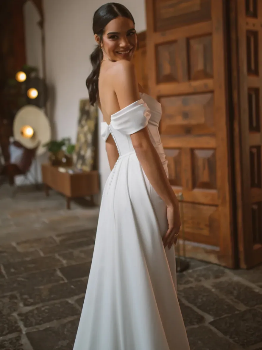 Robe de mariée deux pièces en satin plissé col V traîne fermeture éclair manches courtes couleur ivoire.
