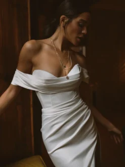 Robe de mariée deux pièces en satin plissé col V traîne fermeture éclair manches courtes couleur ivoire.