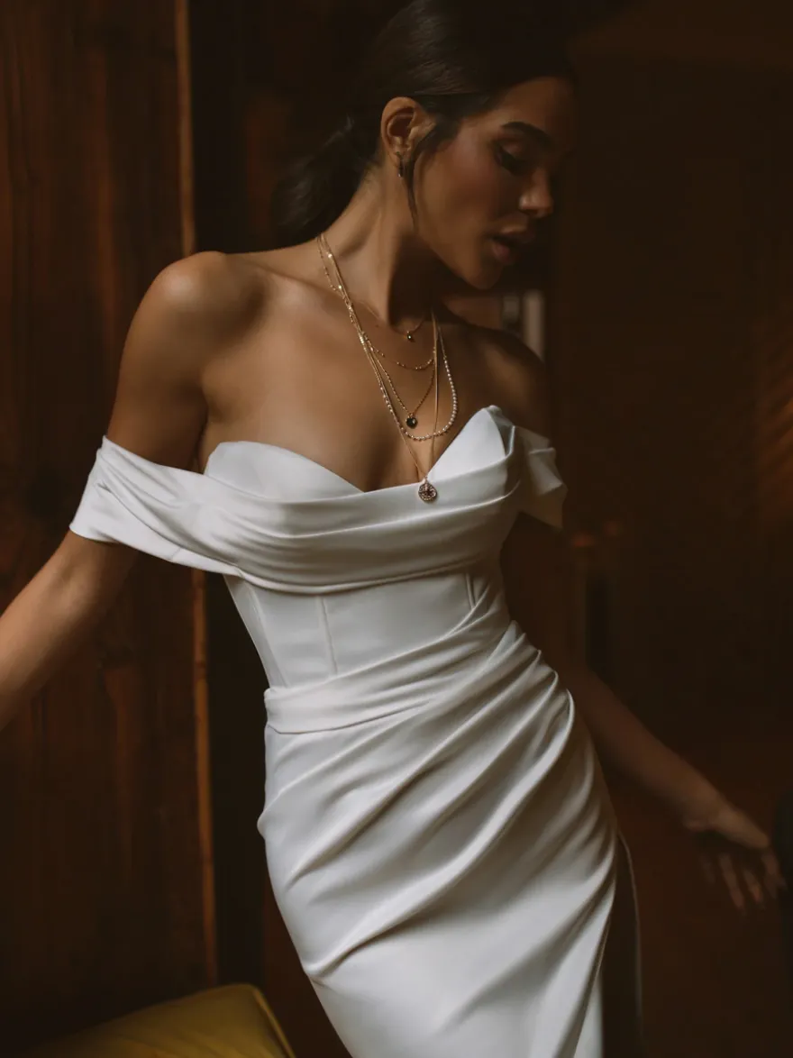 Robe de mariée deux pièces en satin plissé col V traîne fermeture éclair manches courtes couleur ivoire.